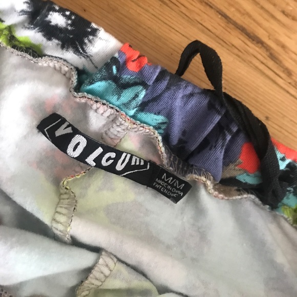 Cute volcom mini dress - Picture 2 of 3